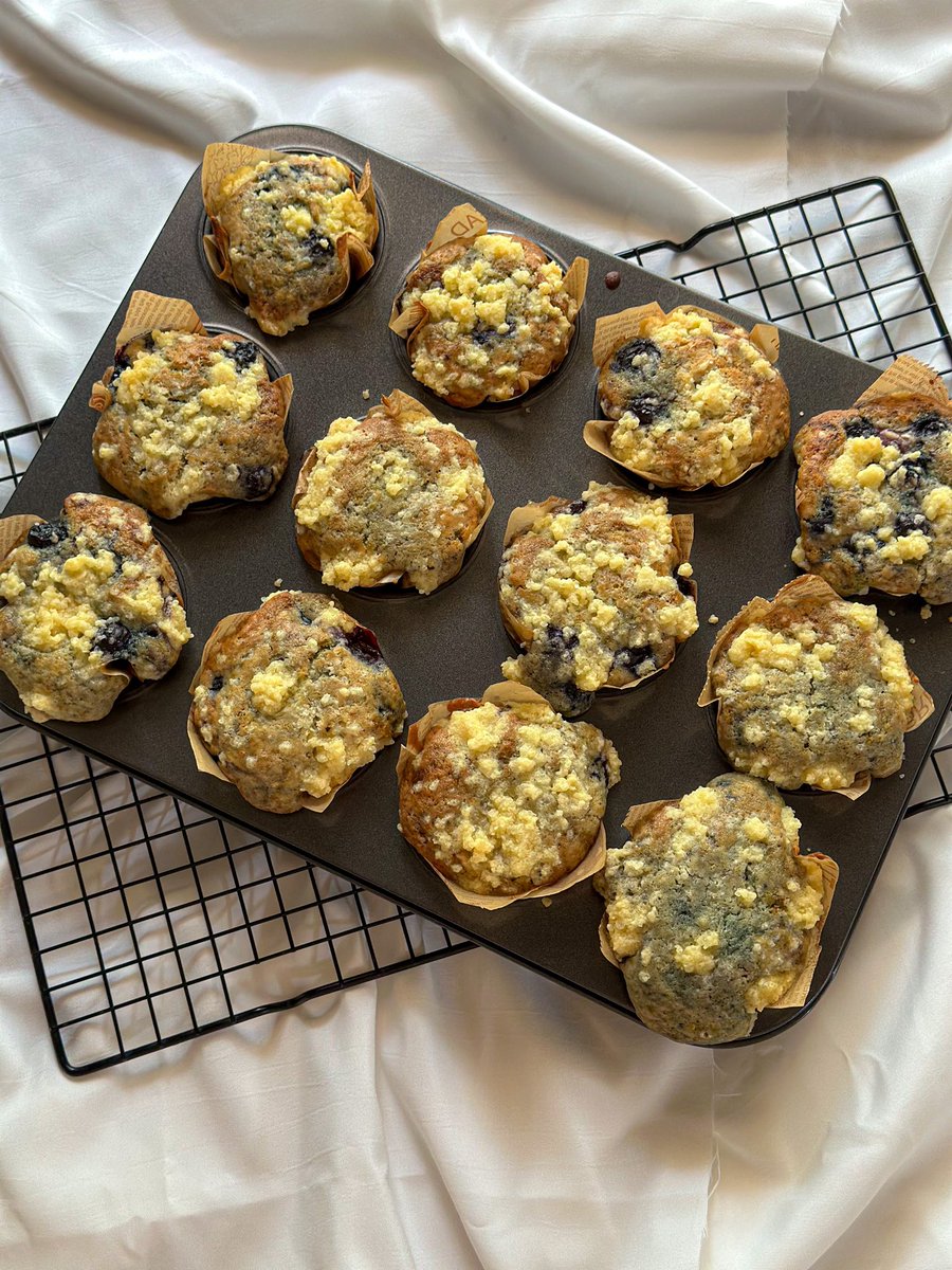 Shanazwardhana's tweet photo. Blueberry muffins 🫐🫶🏻
#nanazrecipe 

Wet ingredients
70gr unsalted butter melted
100gr sugar
175gr plain yoghurt/sour cream (bukan yoghurt drink ya, aku pake greenfields yg cup)
1 large egg
1tbsp vanilla extract (kalau pake essens dikit aja nanti pahit)
1/2tsp lemon zest https://t.co/G0lQyEOvu7