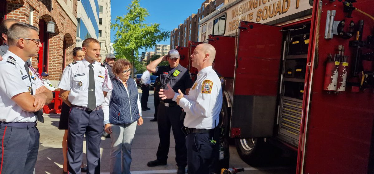 pompiers78's tweet photo. La délégation des #pompiers78 a présenté aux pompiers de @dcfireems ses méthodes opérationnelles en matière de secours routier avec la présentation du QR code, du Fire man access de @renault et du  #SAPI. Les échanges se sont ensuite poursuivis autour des nouvelles motorisations https://t.co/Nd8Ag6pqlX