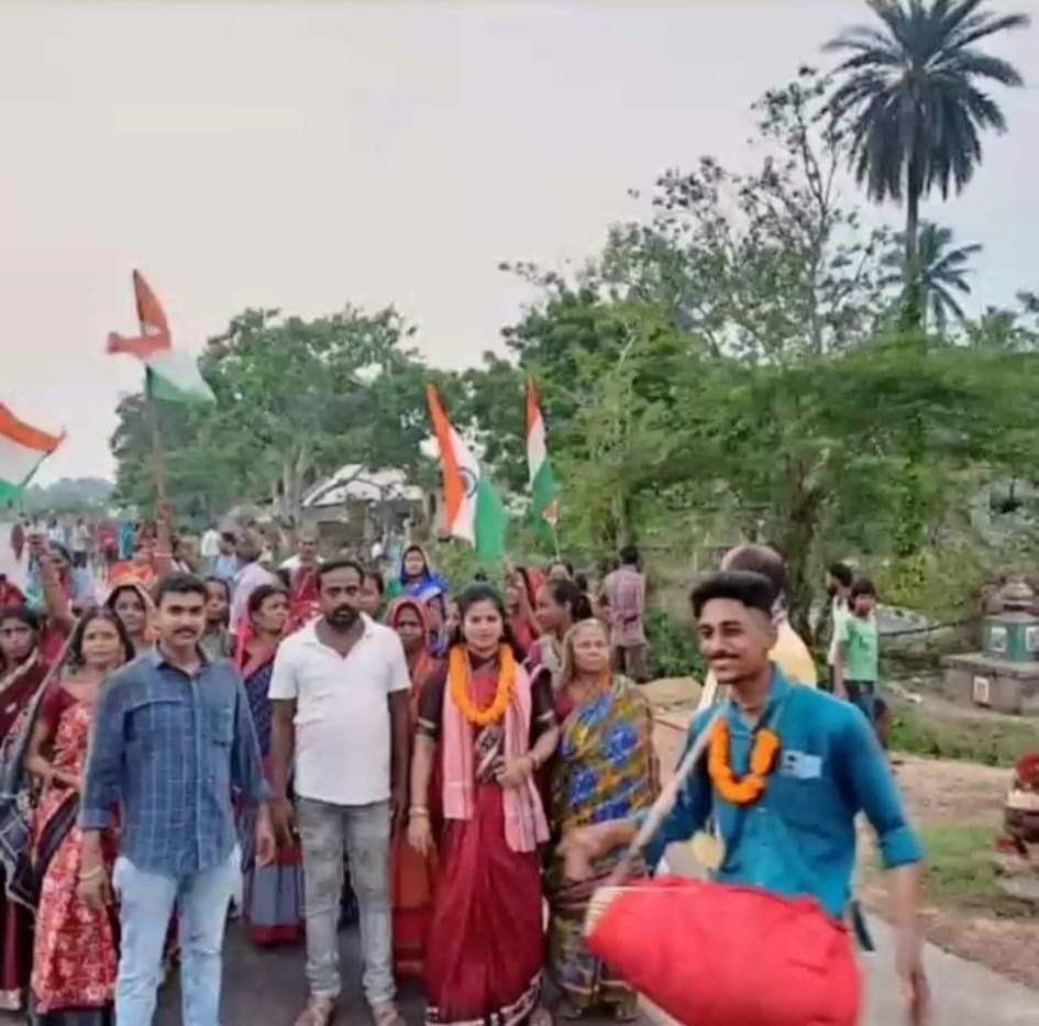 GouriBehera7's tweet photo. ଯଶସ୍ୱୀ ପ୍ରଧାନମନ୍ତ୍ରୀ ଶ୍ରୀ #NarendraModi ଜୀଙ୍କ ଆହ୍ଵାନ କ୍ରମେ '#ମୋ_ମାଟି_ମୋ_ଦେଶ' ଅଭିଯାନରେ ଘର ଘର ବୁଲି 'ଅମୃତ କଳସ'ରେ ମାଟି ସଂଗ୍ରହ କଲୁ ।

#MeriMaatiMeraDesh https://t.co/SIrFmtKNNC
