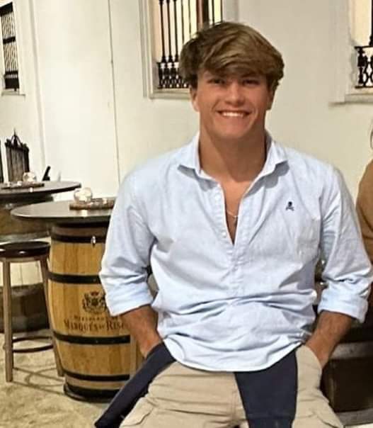 RuanoVill's tweet photo. Sigo rezando! 🙏 

Desapareció el 12/10, Sevilla. 
Álvaro Prieto López. 18 años. 
Pantalón beige. Camisa verde. 
Teléfonos. 
608435399. 
638978498. 
670784287. 

Por favor. Compartir.
Gracias! https://t.co/JTfMpMvL6v