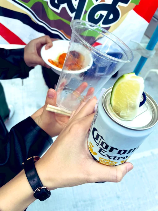 酔っ払いが隣でべちゃべちゃ話してる