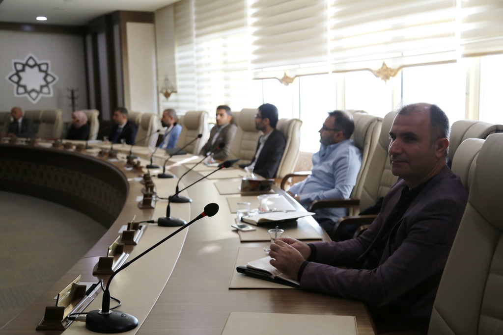 Yeni Dönemde Stratejik Dört Konu Ön Planda Olacak

Aksaray Üniversitesinin (ASÜ) 2025-2029 döneminde odaklanacağı çalışma ve projelerin belirleneceği stratejik plan hazırlama süreci başladı. Sağlık, teknoloji, sanayi ve bilimsel üretkenlik yeni dönemin öne çıkan temel başlıkları