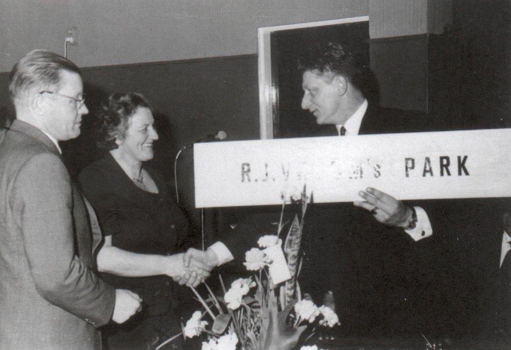 Foto met ceremonie naamgeving aan de #hertenkamp R.J. Vroom ‘s park. Op de foto links Roel Vroom (ex voorzitter Volksvermaken) met zijn vrouw Jantje. Vader Hindrik Hagenauw (Velleman) toen opvolger voorzitter van Vroom overhandigd ca. 1965 naambord.