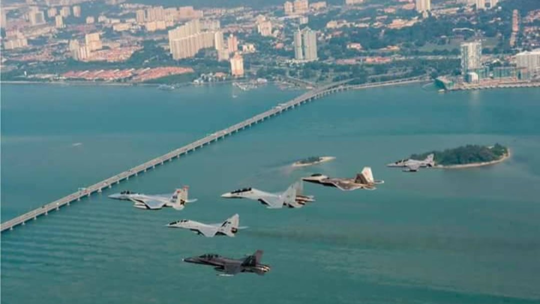 Another one for the album: Flying over the Penang Bridge. #USAF #F15C🇺🇸 #F22A🇺🇸 & RMAF #Su30MKM🇲🇾 #MiG29N🇲🇾 #BAEHawk🇲🇾 #FA18D🇲🇾