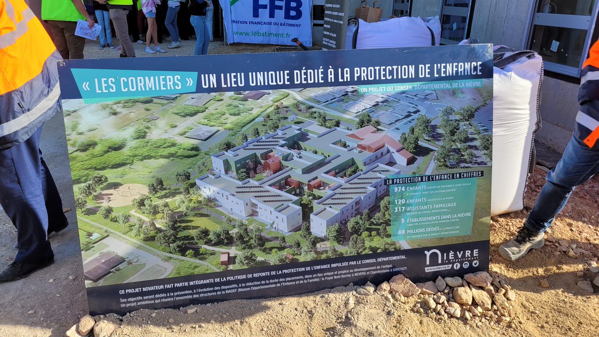 Christelle1701's tweet photo. 🏗️ Les métiers du #bâtiment et des travaux publics recrutent #AvecPôleEmploi et ses partenaires 📣Hier visite de chantier pour un groupe @poleemploi @missionlocale #nevers par la @FFB_BFC
🙏 @FFBatiment #TousMobilisés
@YvesHutin @jmorin_bfc https://t.co/whDPHE9TrN