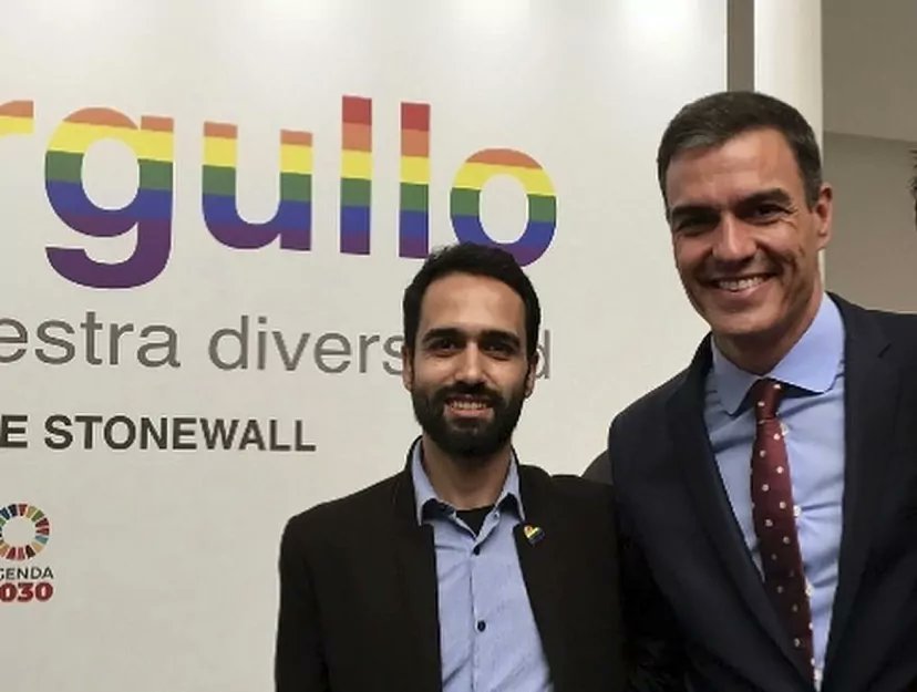 Recibe 3 querellas el marroquí Samir Bargachi, presidente de la primera organización para personas refugiados LGTBI en España. Denuncian que el dinero de su ONG no ayudaba a nadie, sino que fluía a sus propios bolsillos. El desfalco ascendería a 208,580€.