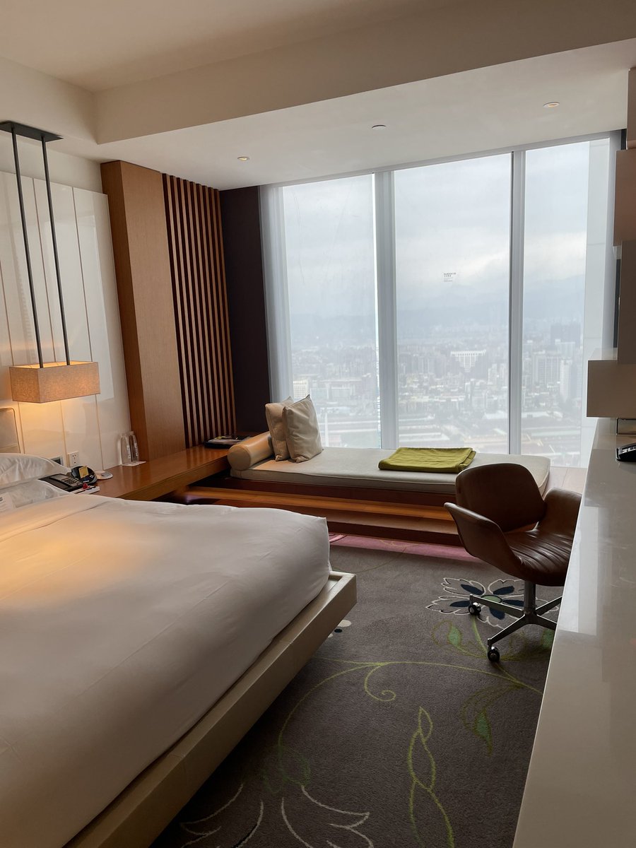 今天晚上縱酒喝完直接睡對面😘