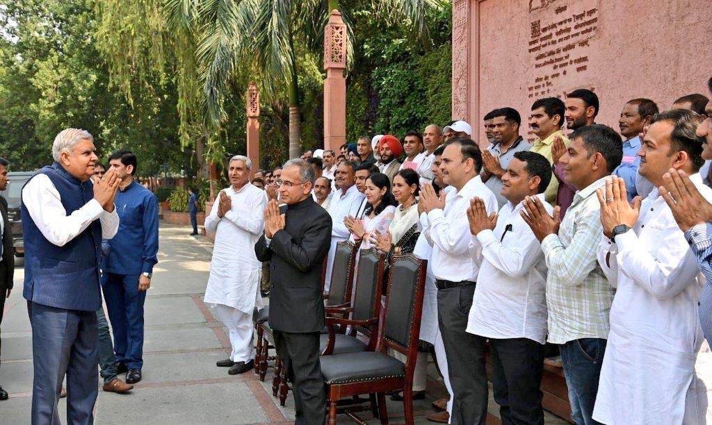 संसद भवन में सम्मानित किसानों के साथ माननीय उपराष्ट्रपति जी का अभिनंदन करते हुए ।