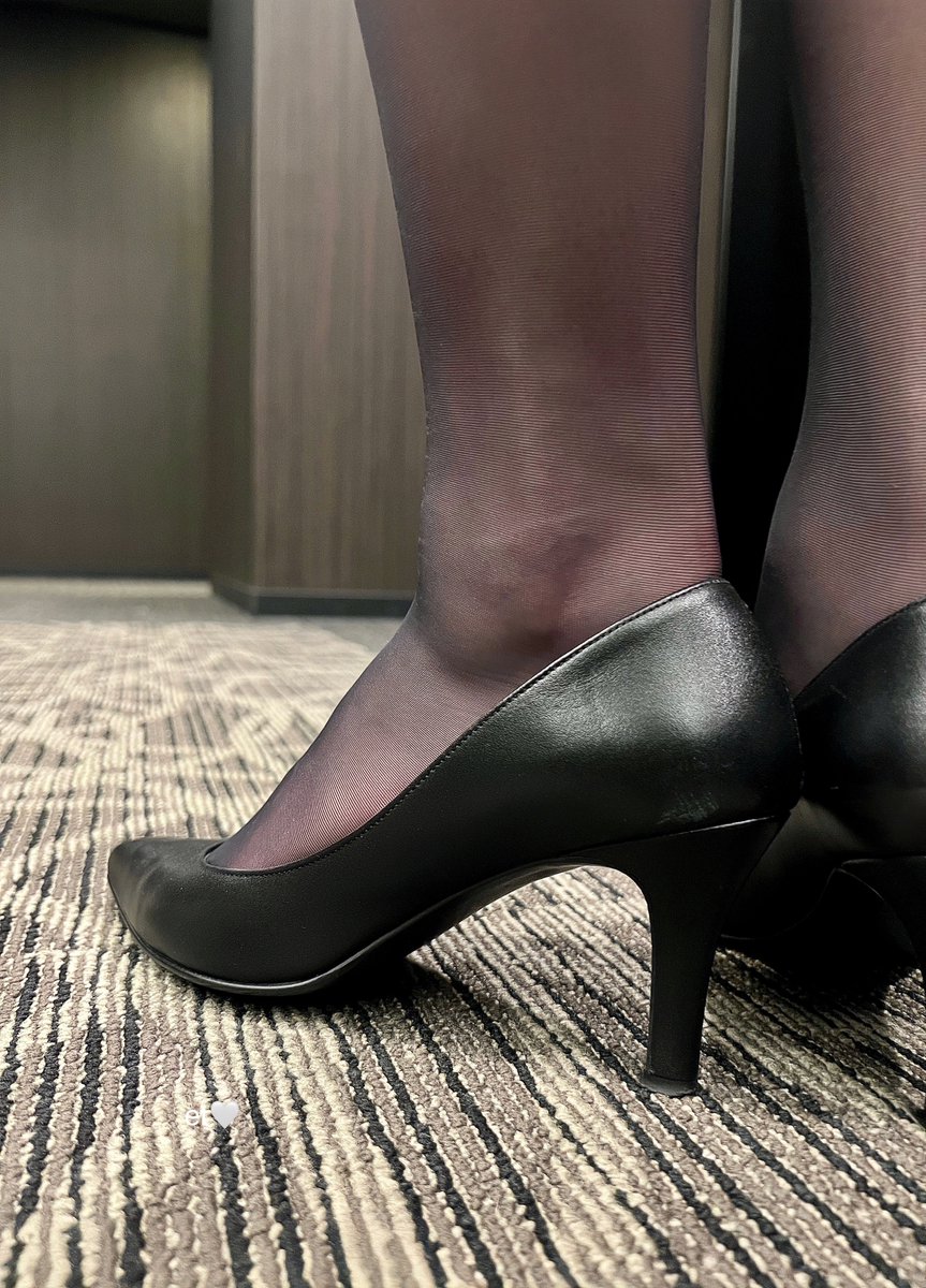 おつかれさまです✨
お仕事用のダイアナのパンプスと黒いストッキングコーデ💖 https://t.co/Xeh5WTZXB8