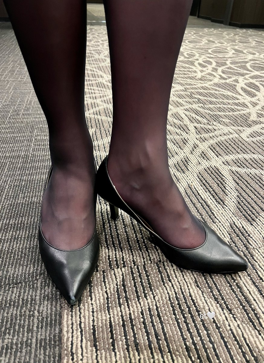 おつかれさまです✨
お仕事用のダイアナのパンプスと黒いストッキングコーデ💖 https://t.co/Xeh5WTZXB8
