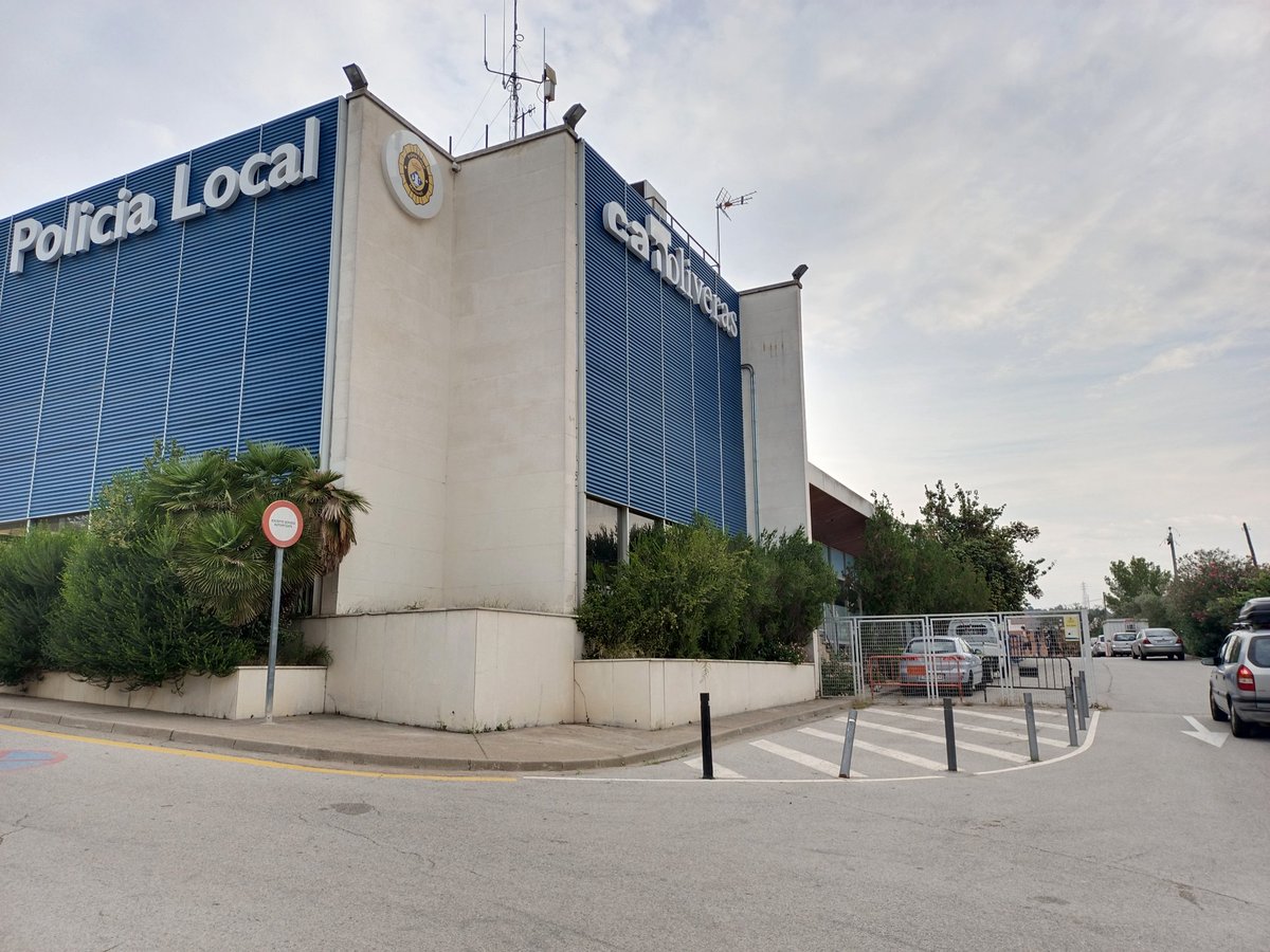 Buenos días! Recordad que el acceso al salón es la entradita de la derecha, al lado de la policía local