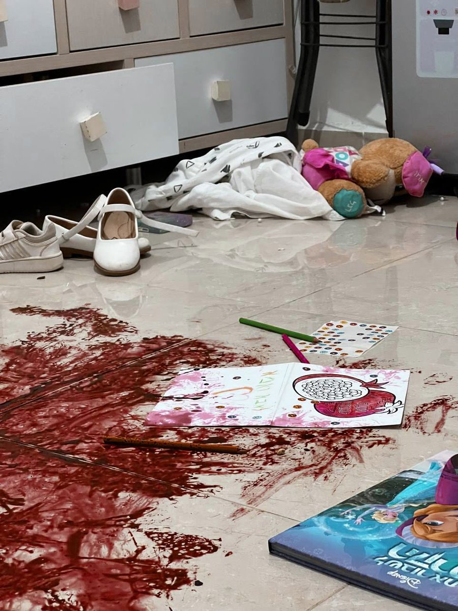 IsraelinItaly's tweet photo. ⚠️ Attenzione contenuto sensibile. 

Sabato mattina, esattamente una settimana fa. 

Intere famiglie venivano massacrate nelle loro case, adolescenti venivano fucilati in un festival musicale, neonati bruciati vivi, bambini rapiti e deportati a Gaza.

Niente sarà più come prima.

#HamasisISIS