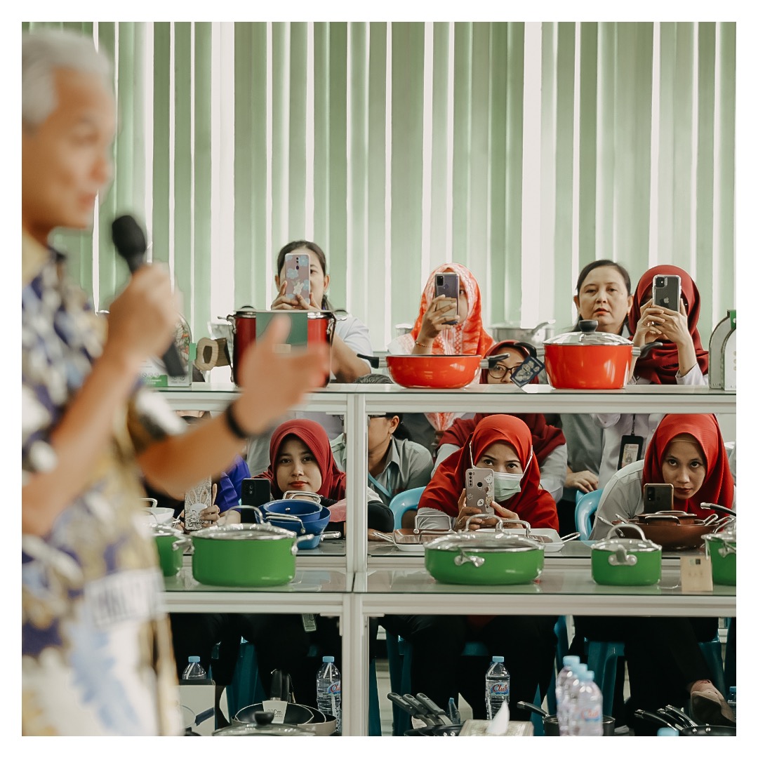 ganjarpranowo's tweet photo. Cintailah produk-produk Indonesia. 🇮🇩 

Terimakasih ya kawan-kawan pekerja PT. Maspion. Karya panjenengan selama ini memang luar biasa. https://t.co/suVe97TvpC