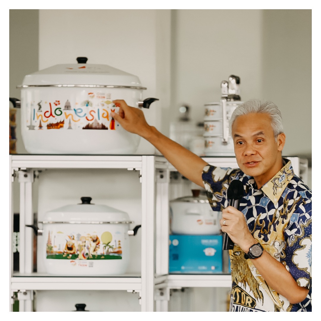 ganjarpranowo's tweet photo. Cintailah produk-produk Indonesia. 🇮🇩 

Terimakasih ya kawan-kawan pekerja PT. Maspion. Karya panjenengan selama ini memang luar biasa. https://t.co/suVe97TvpC