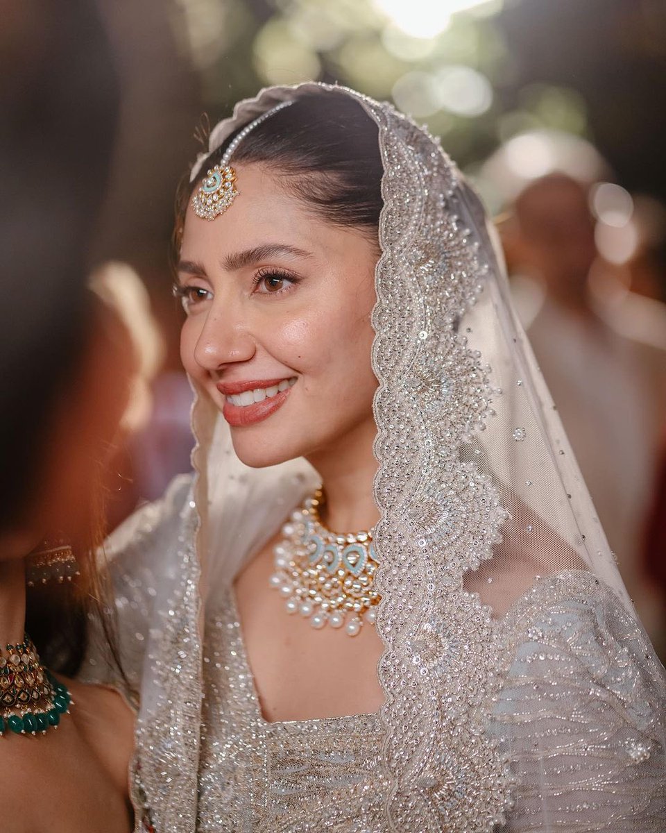 Some more beautiful Pics of Pakistani Actress @TheMahiraKhan from her Wedding Day!! ♥️

#mahirakhan #mahirahkhan #pakistanibride #pakistaniwedding #pakistanidress #pakistanifashion #pakistanicelebrities #pakistanisuits #farazmanan #pakistaniclothes #pakistanidrama #maulajatt #luv
