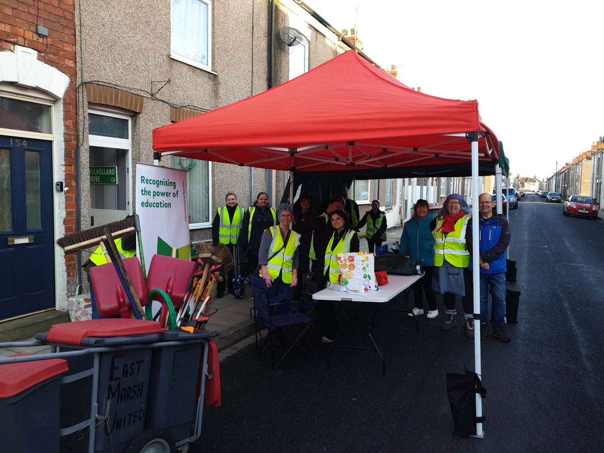 #sixfeetofyourstreet setting up, thanks @NELCouncil @nspcc t4c and all our gang! Cleing, singing, then #playstreets