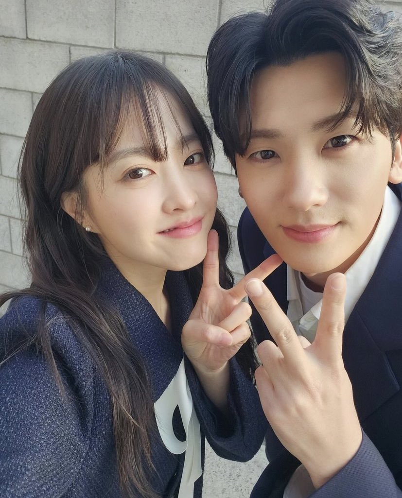 kdramadaisy's tweet photo. MINMIN AND BONGBONG NEW SELCA 😭🫶🏻 MY PARENTS https://t.co/OP3g1qBdfP