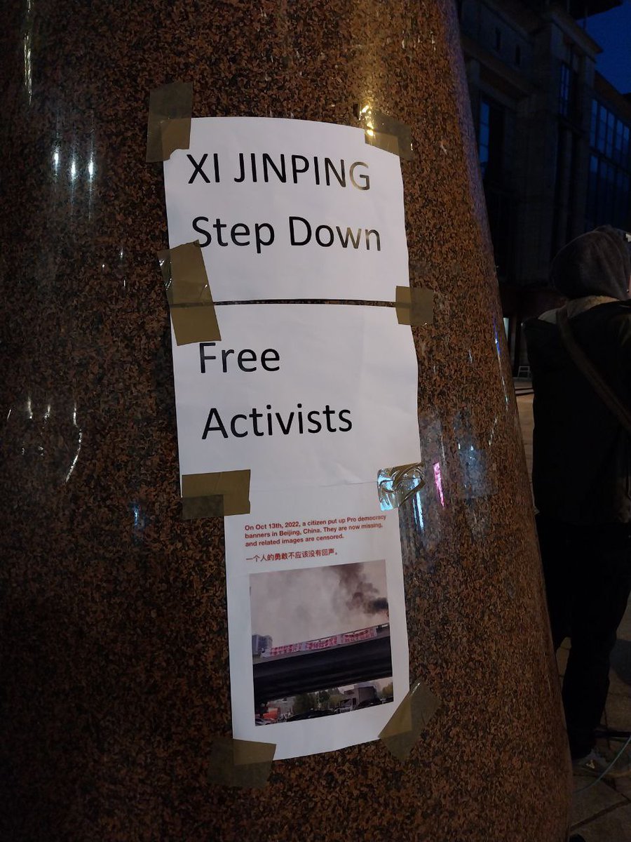 ScottishHK's tweet photo. Despite the bitter cold of nine-degree weather, determined friends in #Glasgow still raised slogans like '#FreeChina' and '#StepDownXi', echoing Mr. Peng Zhaizhou's banner on the Peking Sitong Bridge protest, calling for an idea to end of rule by a dictator.
#EndDictatorRuling https://t.co/F89NXE9USa