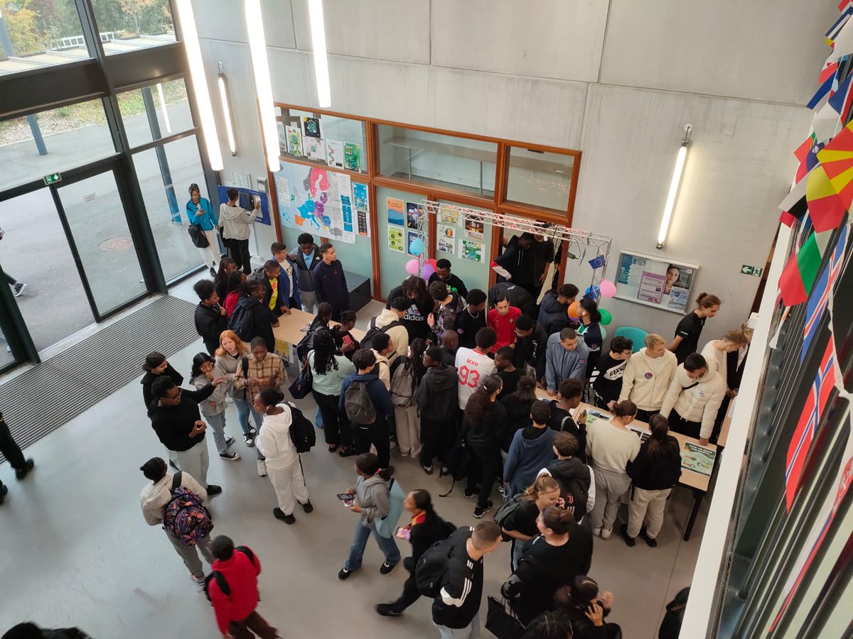 cap_elec's tweet photo. Les TCAP de Pablo &amp; Gabriel Péri &amp; du CTEnergetic ont organisé les #ErasmusDays le 13/10 de 9h à 10h dans le hall du lycée #accreteil. Les valeurs de 🇪🇺, la découverte des partenaires 🇷🇴&amp;🇫🇷, #EnR et les économies d'énergies♻️ont été mises à l’honneur #erasmusplusFR   #KA210VET https://t.co/RK3237Qqs1