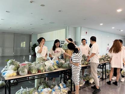 ChinaMobile_X's tweet photo. Recently, #ChinaMobile held a green donation event to exchange #books for #vegetables. In the form of exchanging old books for vegetables, employees are encouraged to #donate idle books suitable for young people, and deliver them to children 4,600 kilometers away. https://t.co/SaFwRbAY7S