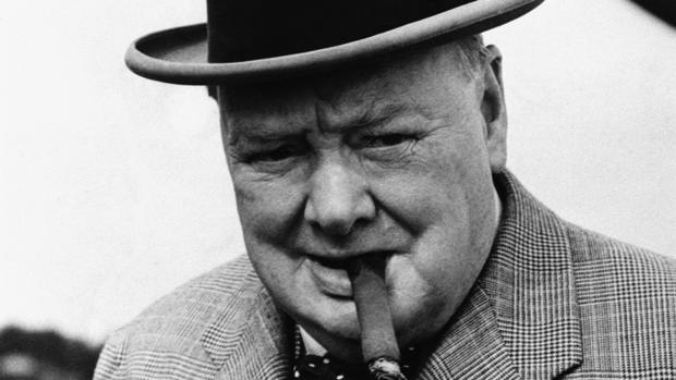 'Nunca llegarás al final de un viaje si te paras a tirar piedras a cada perro que te ladre'. Winston Churchill #Fuedicho