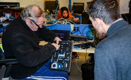 ATD Quart Monde France (@atdqm) on Twitter photo Avant la #JournéeMondialeDuRefusDeLaMisère, l'émission Éco d’ici Éco d’ailleurs de RFI a installé ses micro à <a href="/TaeNoisy/">Travailler et Apprendre Ensemble</a>, l'entreprise solidaire d'<a href="/ATDQM/">ATD Quart Monde France</a>, pour parler #TravailDécent avec les salariés et <a href="/DeSchutterO/">Olivier De Schutter</a>.
A 10h10 sur <a href="/RFI/">RFI</a> ou en podcast 👉 rfi.fr/fr/podcasts/%C… Avant la #JournéeMondialeDuRefusDeLaMisère, l'émission Éco d’ici Éco d’ailleurs de RFI a installé ses micro à <a href="/TaeNoisy/">Travailler et Apprendre Ensemble</a>, l'entreprise solidaire d'<a href="/ATDQM/">ATD Quart Monde France</a>, pour parler #TravailDécent avec les salariés et <a href="/DeSchutterO/">Olivier De Schutter</a>.
A 10h10 sur <a href="/RFI/">RFI</a> ou en podcast 👉 rfi.fr/fr/podcasts/%C…