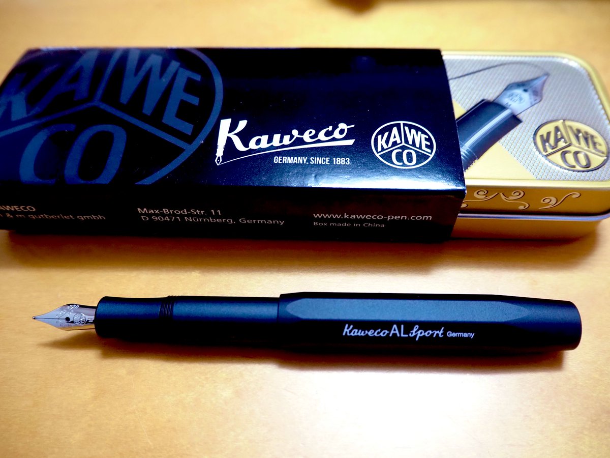 tk01ao_tp_pha's tweet photo. 今年4本目のKaweco万年筆。
AL Sport M中字マットブラックを購入。
M中字だと太すぎる、EFだと細いけど書き心地はまずまずの為、ペン先をFゴールドに変更。
#Kaweco
#カヴェコ
#万年筆
#ALsport
#EP7撮影 https://t.co/L016pCmadu
