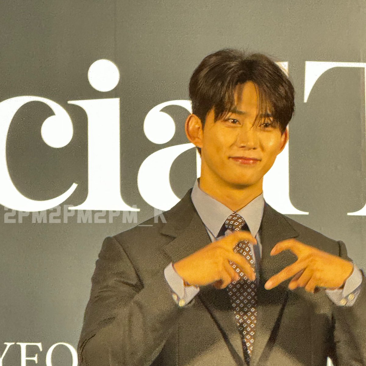 Cheek하트 .. 손가락 하트.
귀엽…… ㅠㅠㅠㅠㅠㅠ #SpecialTYinBKK