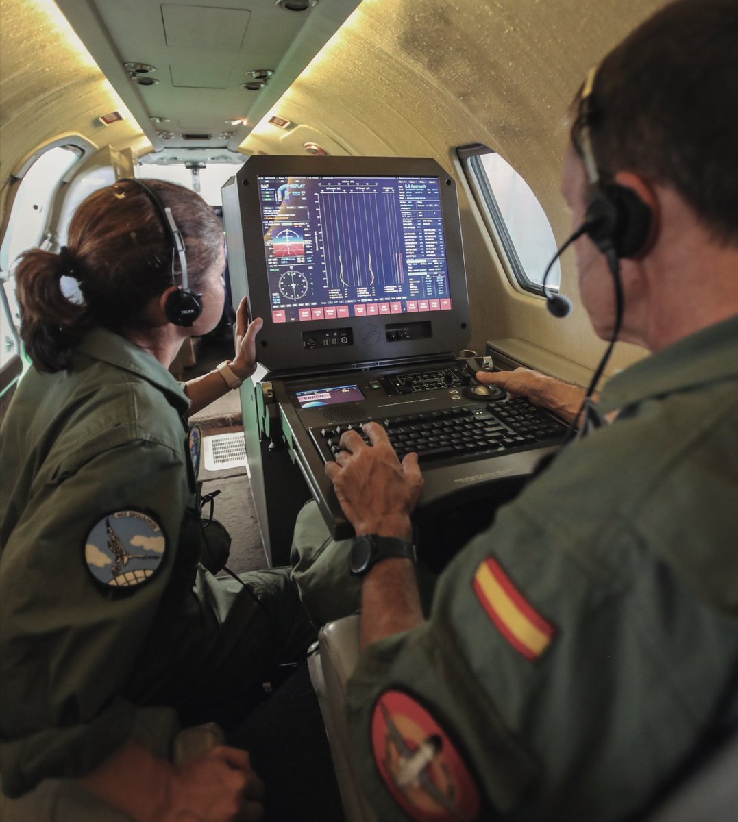 Defensagob's tweet image. #BuenosDías
El Centro Cartográfico y Fotográfico #CECAF del @EjercitoAire contribuye desde 1979 a garantizar la seguridad de la navegación aérea ✈️🗺️. La cartografía, fotografía aérea y la inspección y calibración de las radioayudas son algunas de sus labores destacadas. Te lo