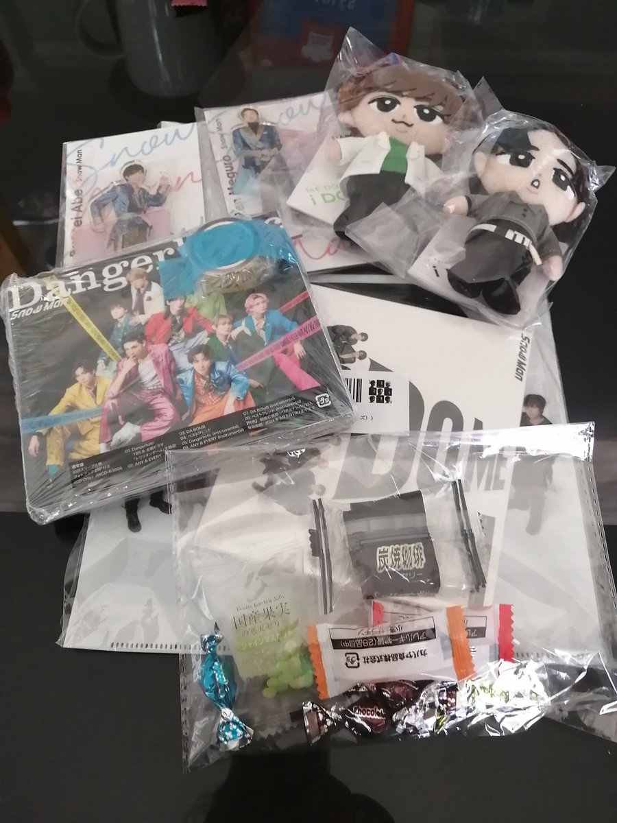 daye__daye's tweet photo. Thank you so much @JapanChest, I already receive my Snow Man's merch 😊

many thanks for the freebie candies 🍬 https://t.co/gU0VQLb8wd