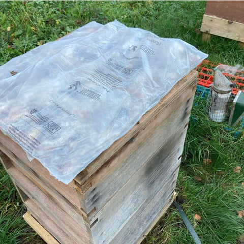 The perfect warm and cosy insulation for your beehives during this winter! ❄

#LetsBoxClever