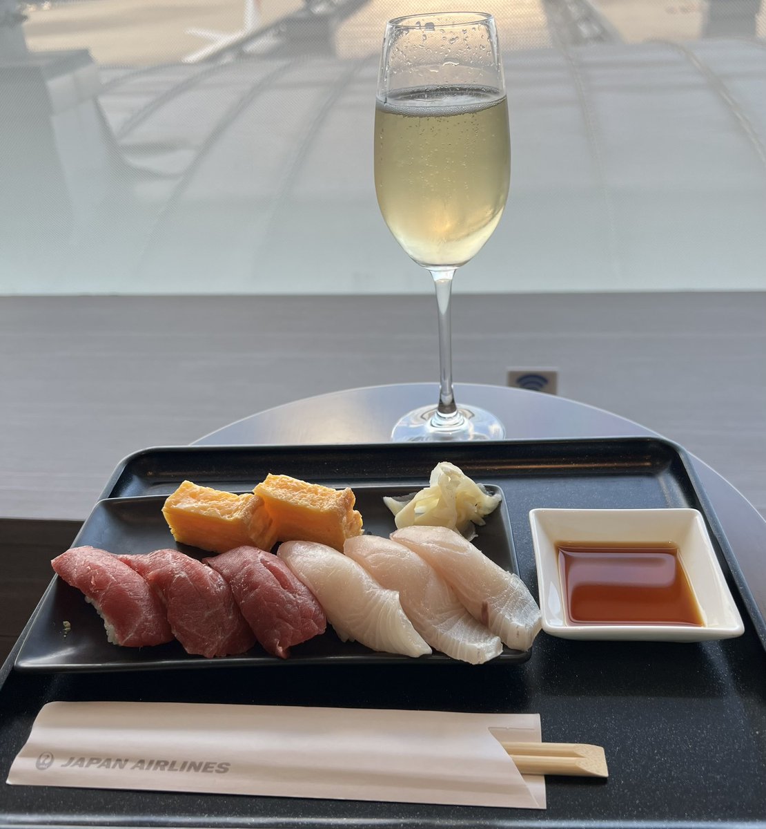 Merrang3's tweet image. まだ帰れないんだな、しかし

#FirstclassLounge
#JAL
#羽田空港