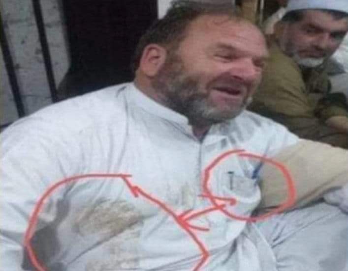 فیس بک پر عامر اقبال خان ڈھانڈلہ ایک تصویر لگا کر لکھتے ہیں کہ
والدین پچوں کو سکول شوز پہناتے وقت یہ نصیحت ضرور کریں کہ بیٹا بڑا ہو کر اگر پولیس میں بھرتی ہونے کا موقع ملے، تو اپنا پاؤں اتنی بلندی پر نہ لے جانا کہ تمہارا بوٹ کسی استاد کے سینے پہ نہ مٹنے والا نشان چھوڑ