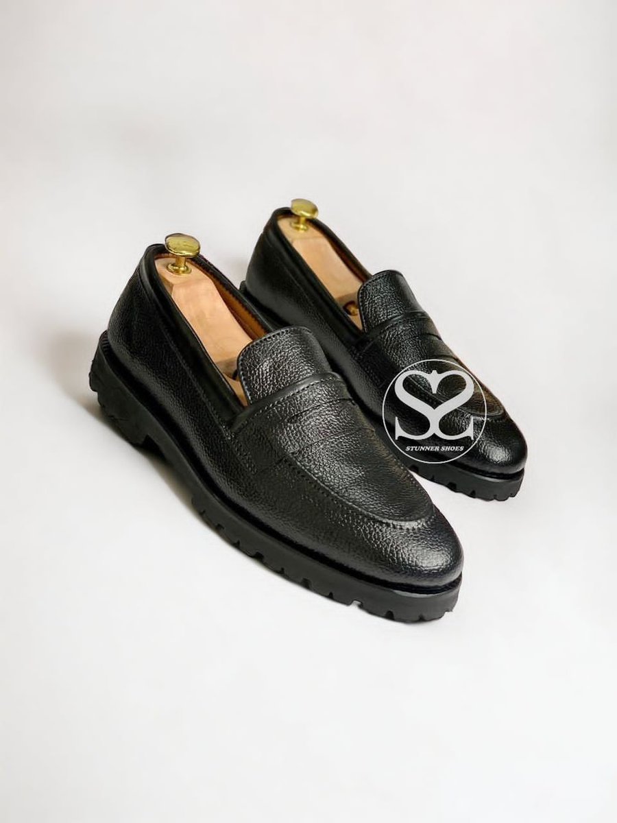 Localshoes_plug's tweet photo. This is made in Ghana🇬🇭 by young artists. 
Kindly rt to support our hustle 🙏

Size 38-47    300 cedis https://t.co/NzrDs7bv5I