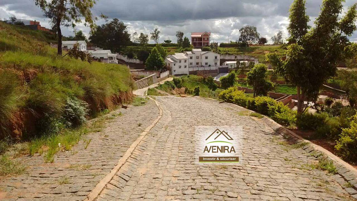 AveniraMada's tweet photo. #aveniraimmobiliermada met en vente un très beau terrain sis à #Ambatobe #Ilafy, dans un quartier résidentiel, apaisant et en plein développement
▶️ Prêt à bâtir
▶️ Routes intérieures du site en pavés
▶️ Superficie : 530m²
▶️ clôturé avec portail métallique https://t.co/PSQjgNOL0O