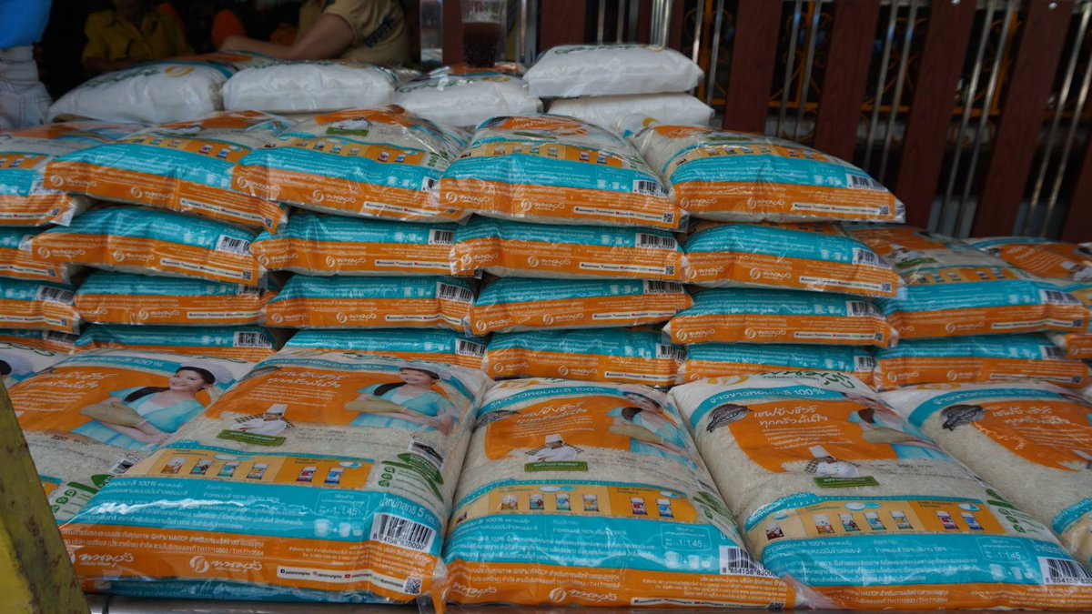 The_PattayaNews's tweet photo. The housewives club of #Naklua came together yesterday and handed out over a thousand bags of rice to the needy and local waste workers to remember His Royal Majesty King Rama IX The Great and his charity efforts during his life.
https://t.co/qS9k8Fp51a https://t.co/eQDoM7Gk8B