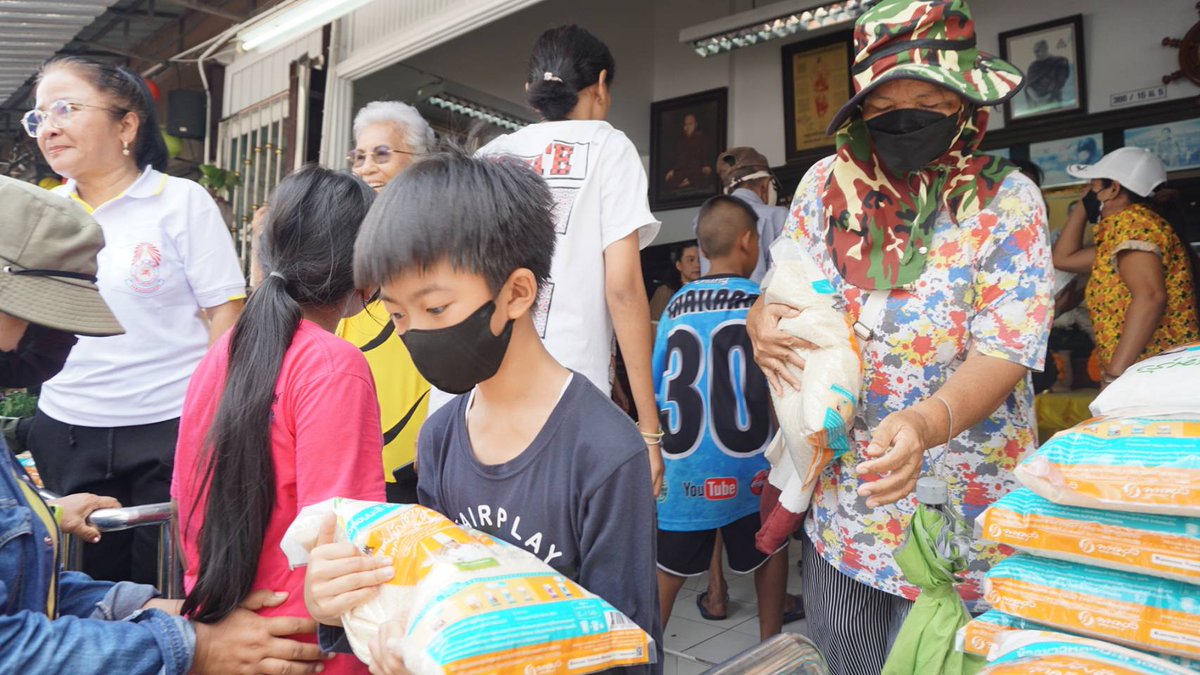 The_PattayaNews's tweet photo. The housewives club of #Naklua came together yesterday and handed out over a thousand bags of rice to the needy and local waste workers to remember His Royal Majesty King Rama IX The Great and his charity efforts during his life.
https://t.co/qS9k8Fp51a https://t.co/eQDoM7Gk8B