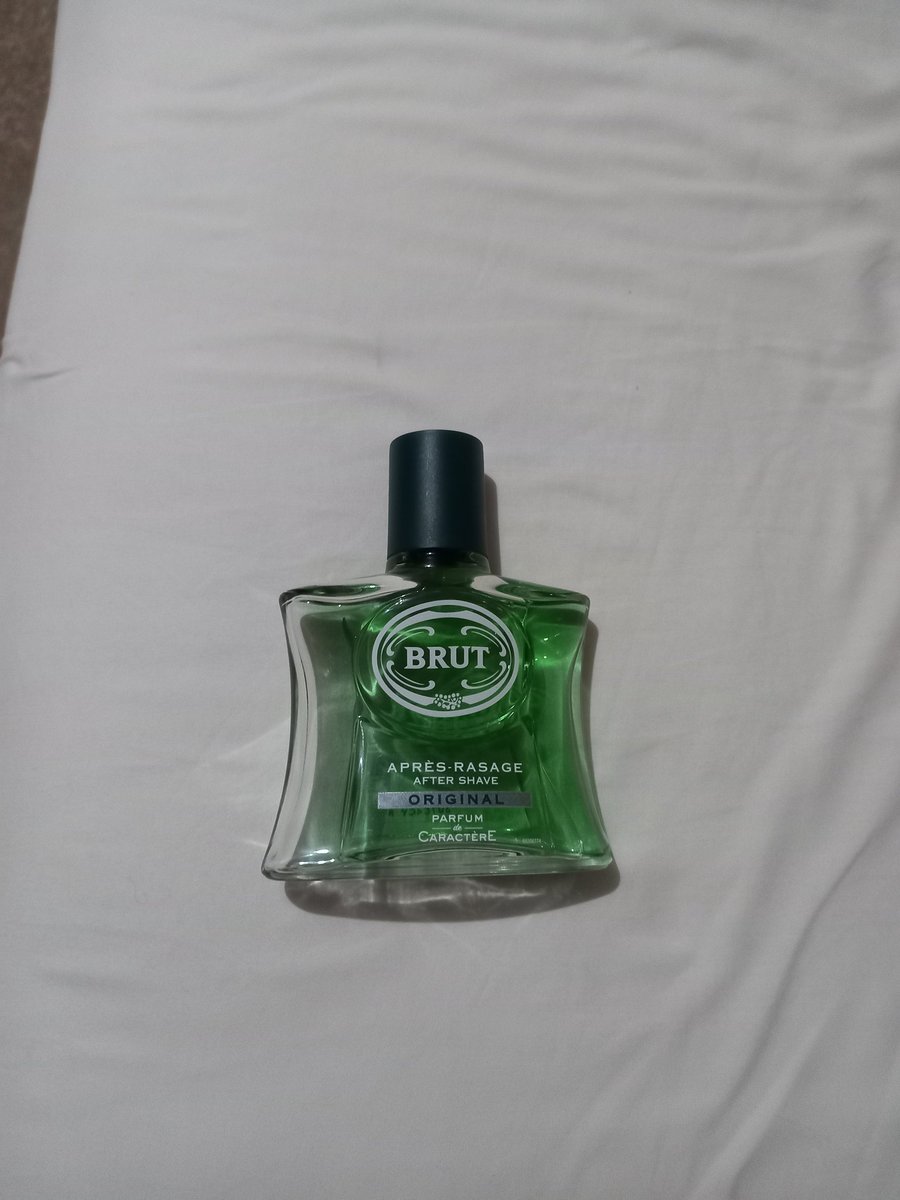 LabarisaZ's tweet image. Dear Unilever. This nee bottle has a big mouth and is difficult to minimize it. Waste is too much. Can you please bring back the old mouth please. We need droplets not a river.😂