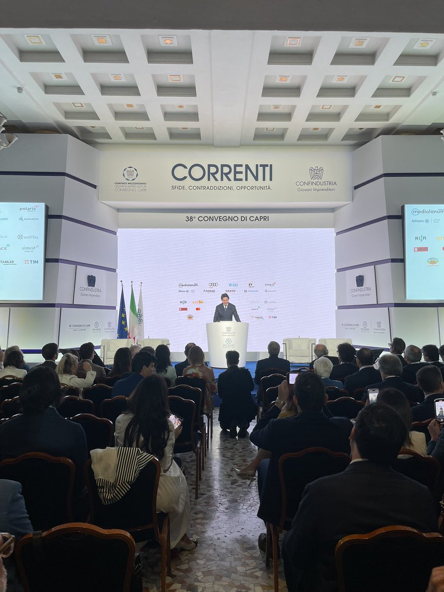 StephPopolo's tweet photo. @ossurol84 apre la seconda giornata del 38º Convegno dei Giovani Imprenditori: 
“Sono circa 160 mila le imprese guidate da giovani attive nel Mezzogiorno.
Quasi il 40% del dato nazionale.
Il Sud è presente, il Sud c’è.”
#Capri2023 https://t.co/q2SbGrqvek