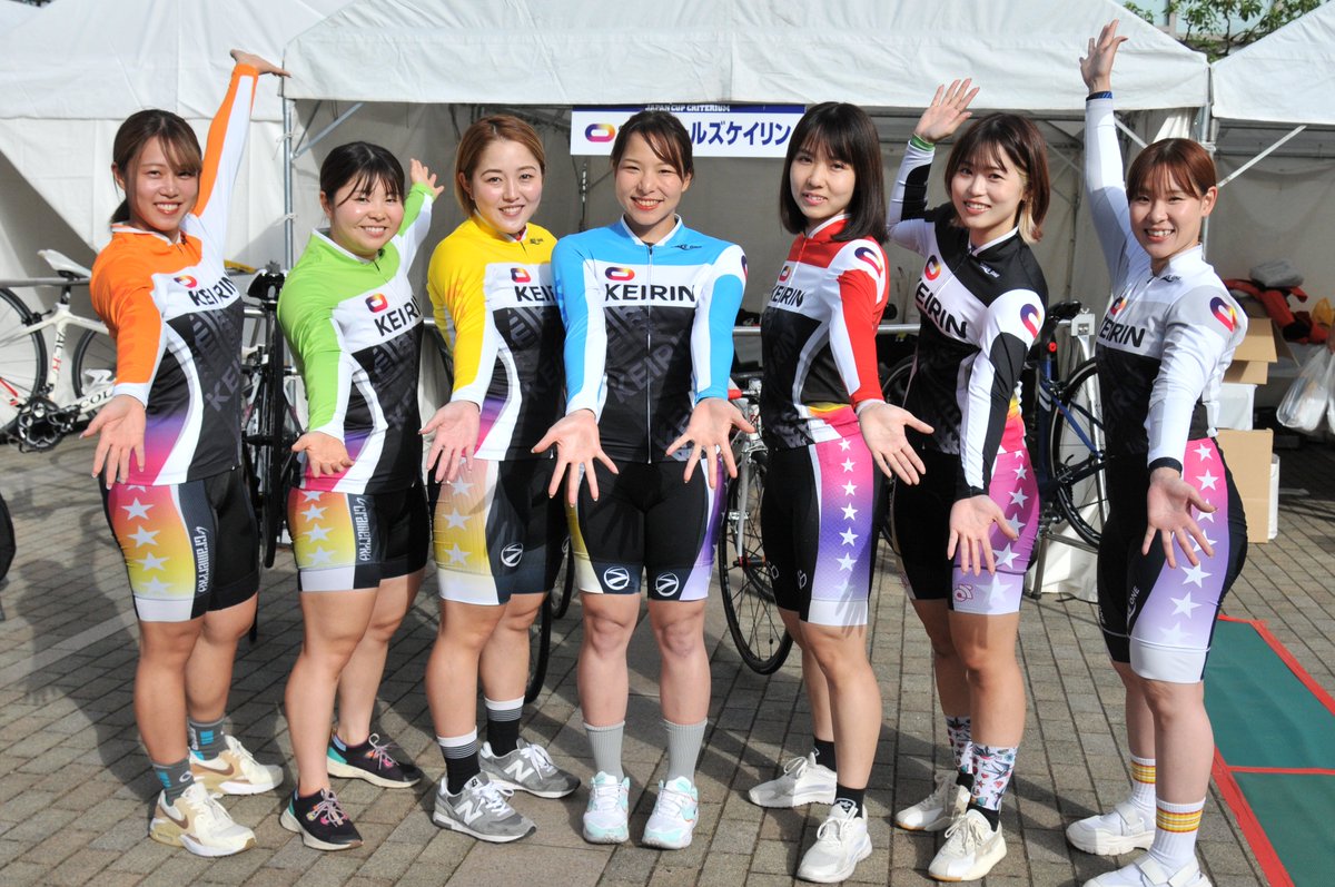 u_keirin's tweet photo. ジャパンカップクリテリウム🚴‍♀️🚴‍♂️🚴🚴‍♀️🚴‍♂️💨

素晴らしい天候の中、
宇都宮市の中心地を自転車が疾走しました😆✨

ガールズケイリンのレースが行われたあと
栃木支部の選手が、パレードに参加🎊
たくさんの観戦者から声援を受けていました📣‼️ https://t.co/cWNmjKC3xl