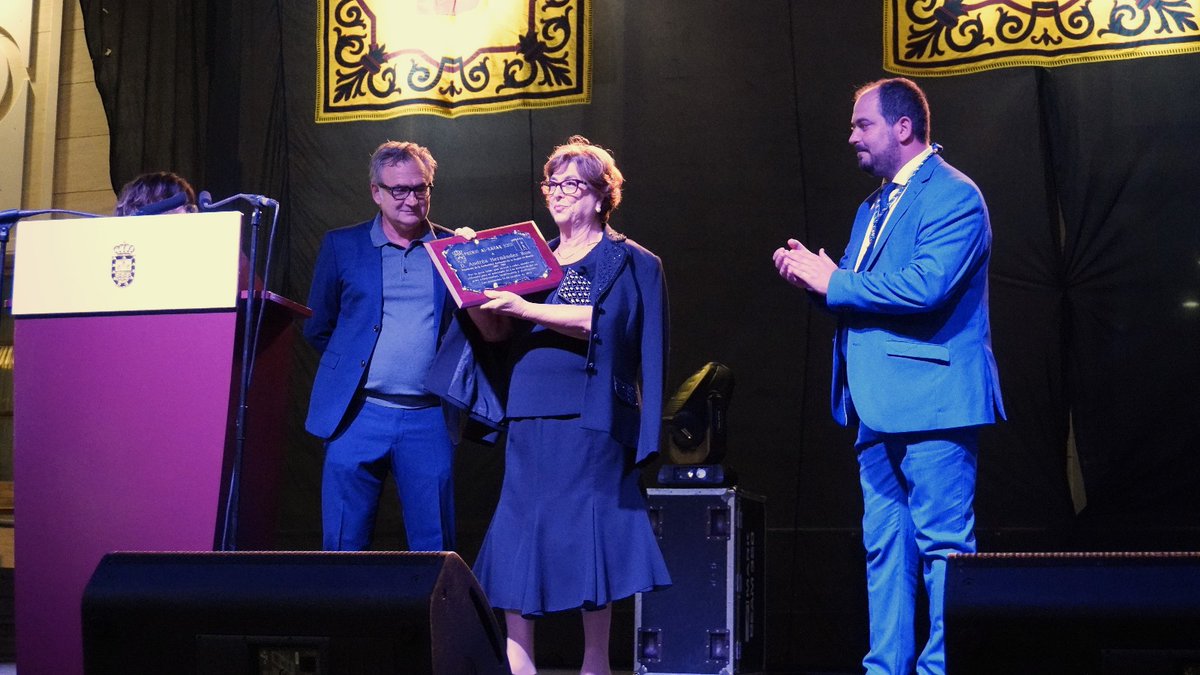 AytoLosAlczares's tweet photo. ✅ El Ayuntamiento de Los Alcázares ha considerado este año otorgar el 𝗽𝗿𝗲𝗺𝗶𝗼 𝗔𝗹-𝗞𝗮𝘇𝗮𝗿 a Andrés Hernández Ros, el primer presidente de la Comunidad Autónoma de la Región de Murcia y firmante del decreto que declaró la independencia de Los Alcázares hace 40 años. https://t.co/qBpvscLbNu