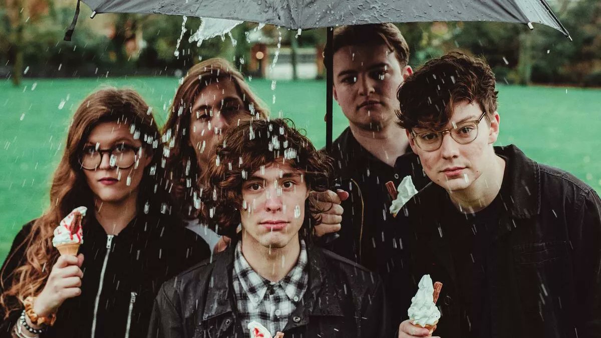 Also featured on Green and Live this morning on 
<a href="/Live95Limerick/">Live 95</a> were <a href="/brandnewfriendz/">brand new friend</a> <a href="/NewDad/">NewDad</a> @jsteelester @ddukestweet #Telekura <a href="/bigsleepmusic/">Big Sleep</a> <a href="/_RATIOSBAND_/">R A T I O S</a> @_heartshaped__ and <a href="/DarkTropics/">Dark Tropics</a>