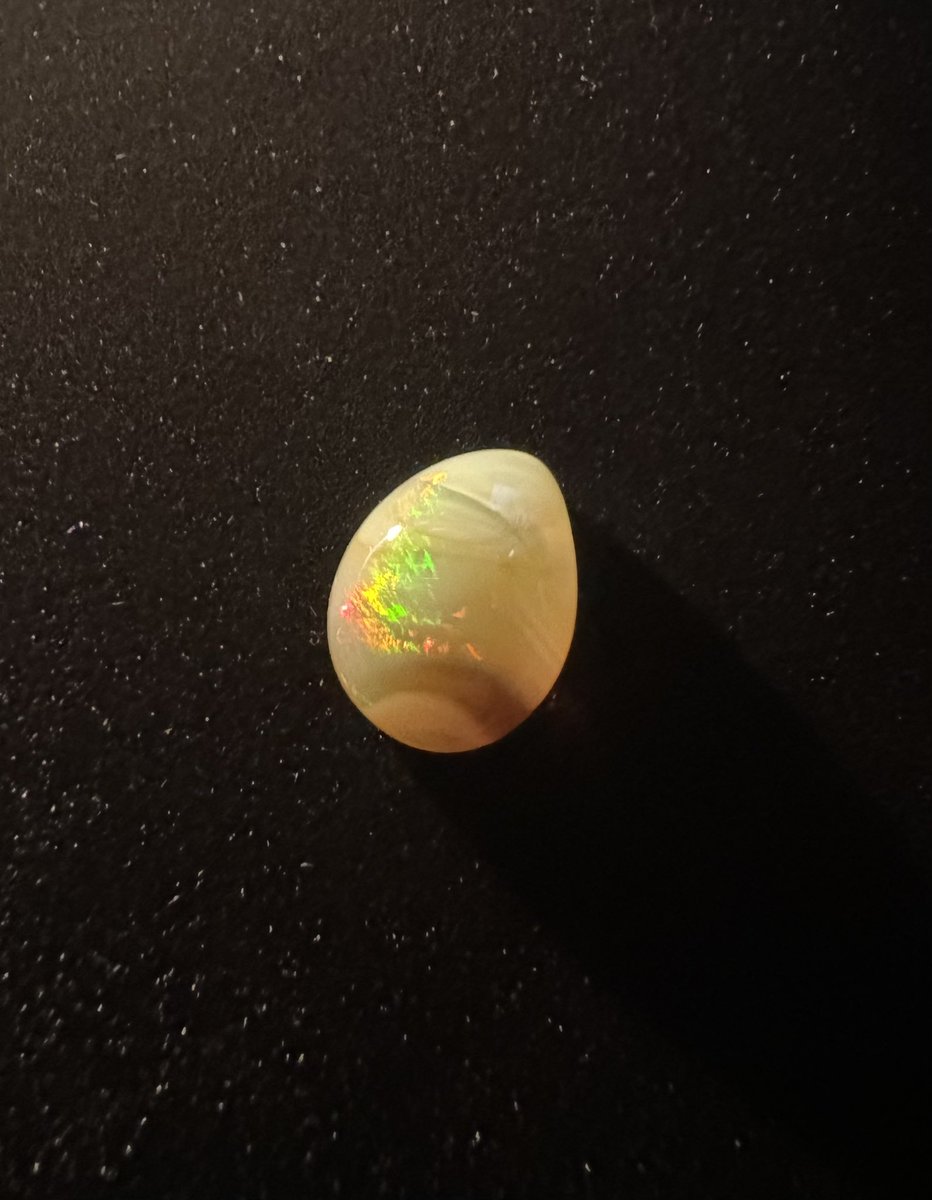 yasu0314's tweet image. この前GTJさん（@GemTree_Japan ）の
チャットプレキャンで当たった子！
エチオピアオパールでけー！
いろんな角度で光当てて楽しんでます🎵
この子プレキャンってマジGTJヤベーよ…
 #GTJ
 #@GemTree_Japan