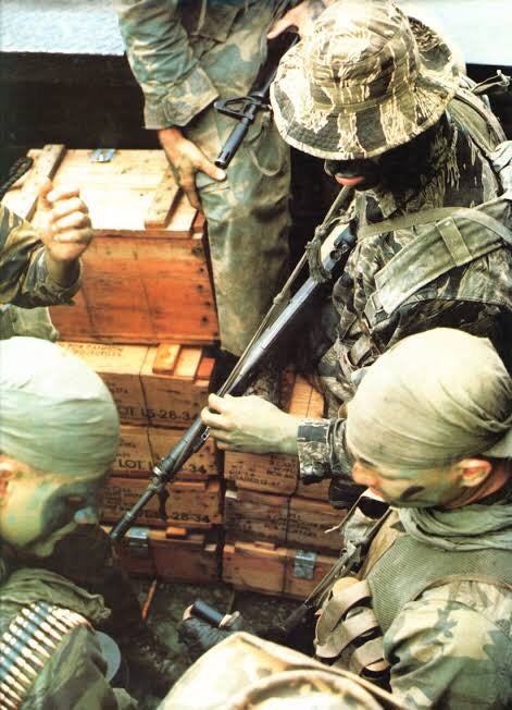 eightballshokai's tweet photo. #ベトナム戦争
#SEALS
#T223
勘違いしてる人もいるようだが
写真2,3枚目を見て「H&K G3」だと思っていた訳ではなく、当時は4枚目の写真くらいしか無かったので この上からの写真だけで「G3かな?」と思っていた訳です。😅 https://t.co/OlVYVwk3ZY