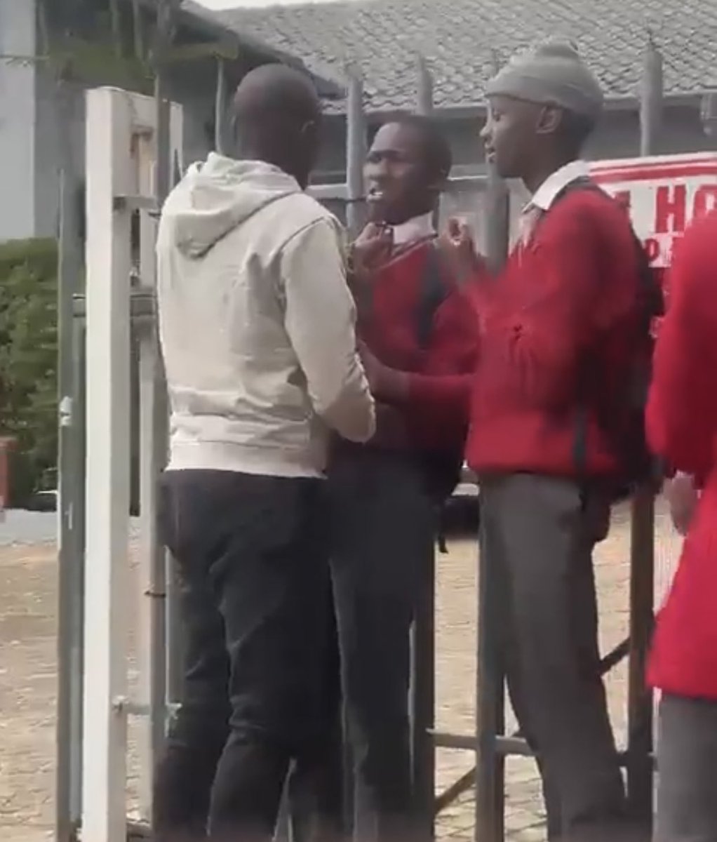 Rhulani Mokwena failed to beat Orlando Pirates 

He is going around beating kids 😭😭

Shameless behaviour 😭