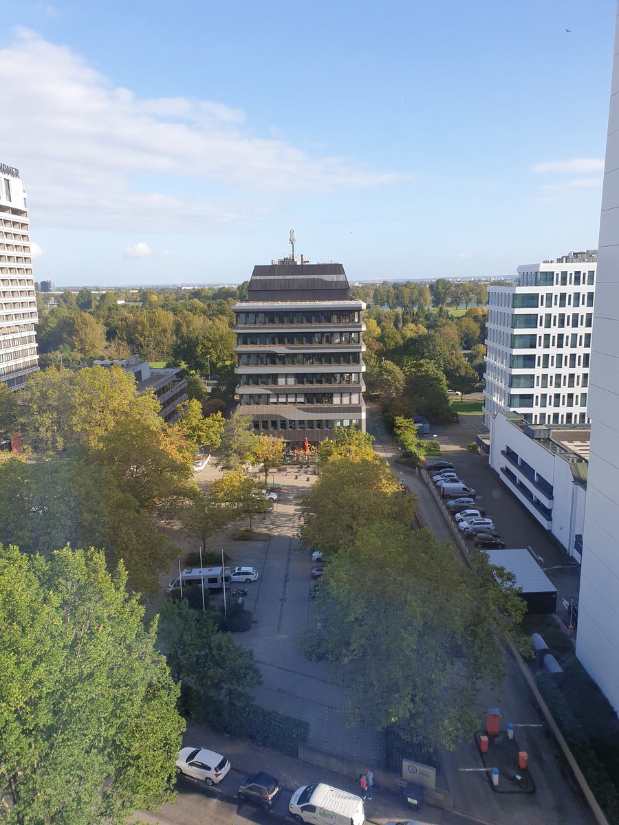 Room with a view! Ausblick auf die #TYPO3 GmbH nach einer wunderbaren #t3con #t3con23
Zum Schluss noch unbeabsichtigt im Ballermann in der Düsseldorfer Altstadt gelandet. 😊
Es waren tolle Tage und viele interessante Menschen kennengelernt.