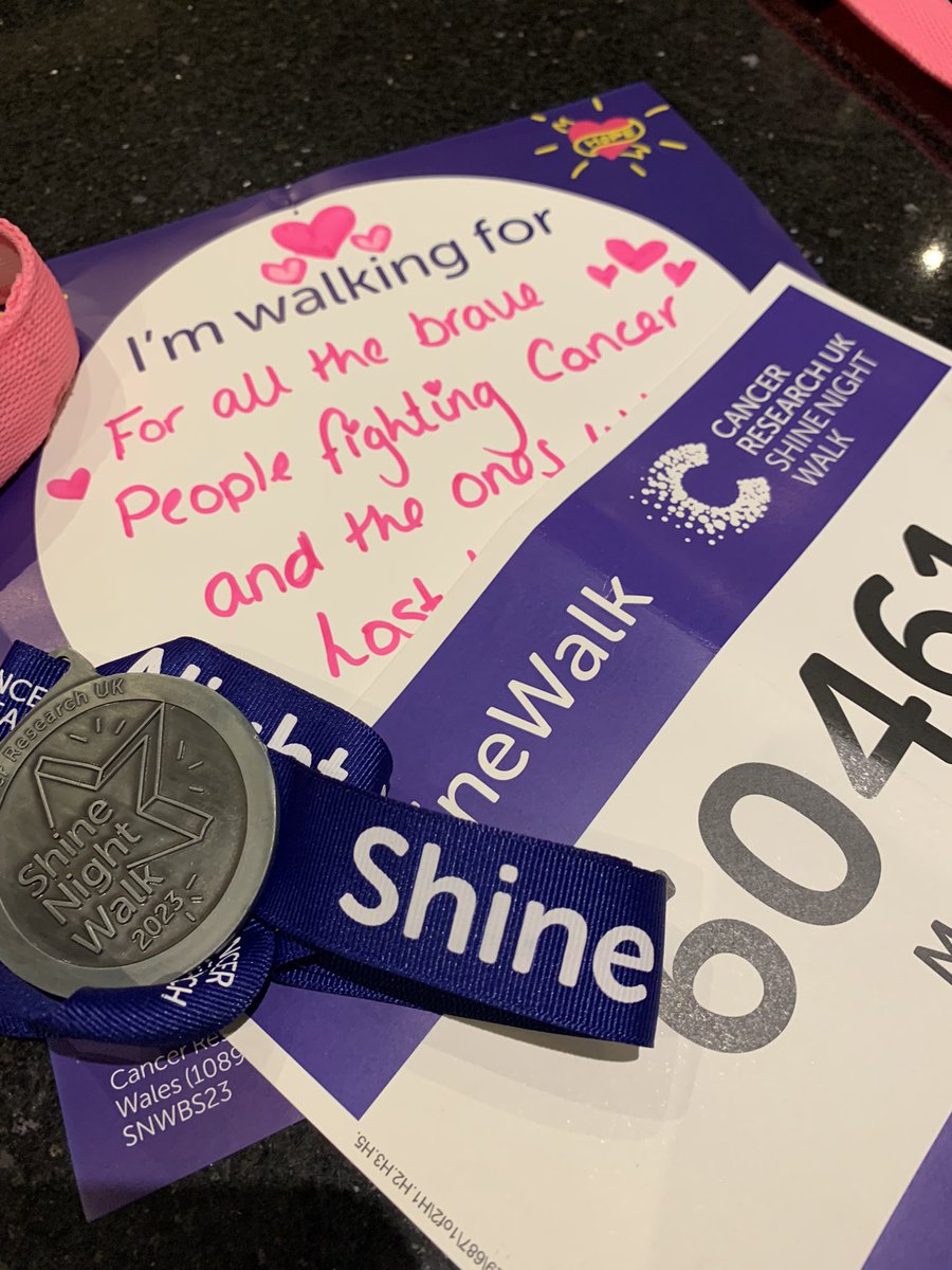 ✨Last night the Shine Walkers lit up the streets of Manchester to raise money for @CR_UK. The first 5k was mild and dry. The last 5k felt like it took forever in the wind and rain but was worth it to raise vital funds for the charity. 💕
