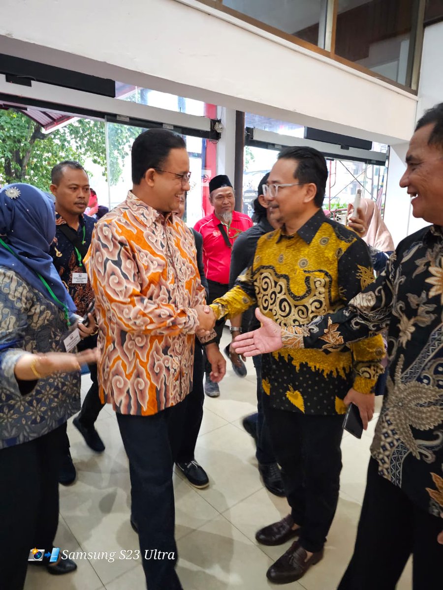 IIUM Alumni Association President welcoming Anies Baswedan a day prior to his Key Note speech at IIUM Alumni 40th Anniversary Symposium, held at Impiana KLCC Hotel Kuala Lumpur on 11th October.