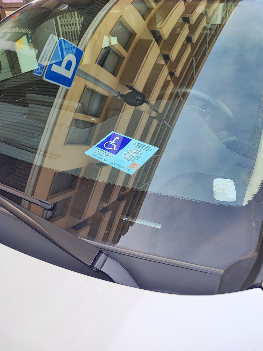 sitajxc's tweet photo. Un altre mal ús de la targeta al  carrer Séquia @pmgirona @Girona_Cat 
Titular no conductor i la parelleta anava de compres al centre #olevosaltres a veure si apliquem la llei i es poden sancionar aquestes conductes fraudulentes https://t.co/8E1iu13bZF