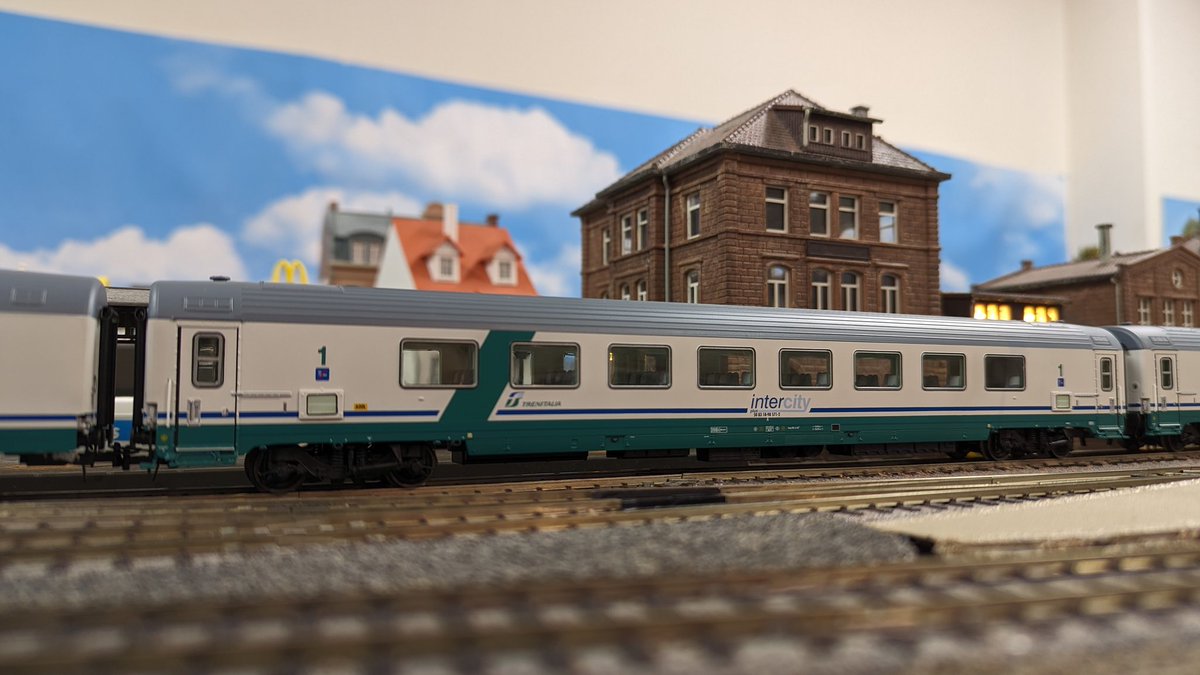 本日はイタリアの客車 #HOゲージ #Rivarossi 個性的な塗装の食堂車が